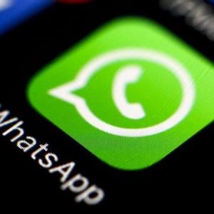 ¿Cómo mandar audios sin mantener pulsado el micrófono en WhatsApp?