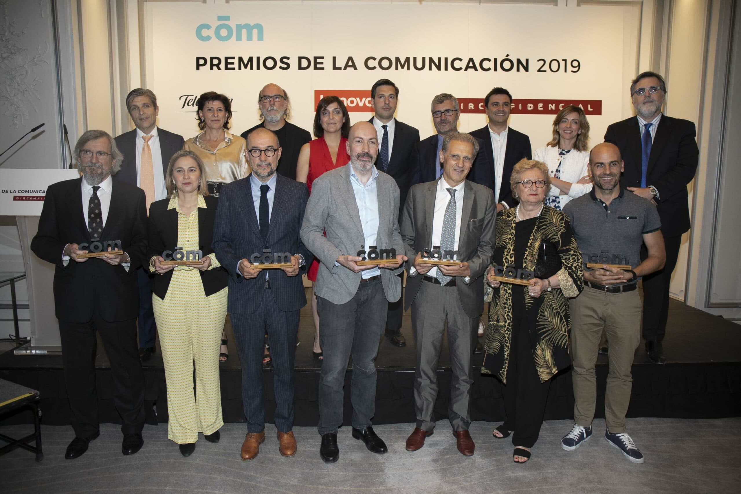 Primera fila (premiados): Paco Segarra, Content & RRSS Manager en Assistència Sanitària; Isabel Olloqui, directora de Desarrollo de la Facultad de Comunicación de la UNAV; Andrés Rodríguez, editor de SpainMedia; Nacho Cardero, director de El Confidencial.; José Manuel González Huesa, director general de Servimedia; Montserrat Tarrés, ex dircom de Novartis; Mariano Silveyra. presidente para Europa de Cabify. Segunda fila (miembros del jurado): Gerardo Mariñas, CEO de GroupM; Sara Blázquez, directora de Comunicación de Coca-Cola; Toni Segarra, socio fundador de Alegre Roca; Almudena Alonso, presidenta de ADECEC; Julen Ariza, editor y director de DIRCOMFIDENCIAL; Miguel Ángel Oliver, Secretario de estado de Comunicación; Fernando García, CEO de Sun Media by Fibonad; Eva Pavo, directora de Comunicación y Marketing de Correos; Miguel López-Quesada, presidente de DIRCOM.