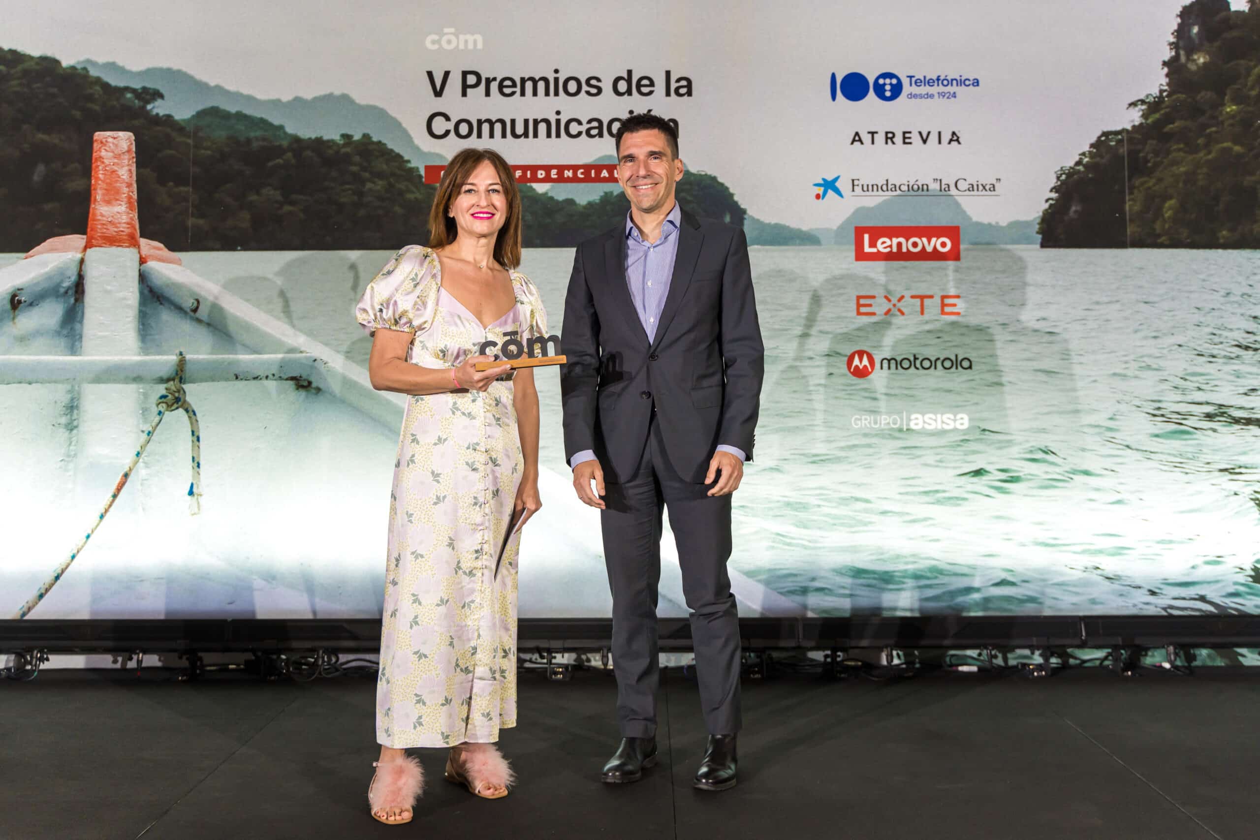 Natalia Díaz (AstraZeneca) y Miguel González Corral (Farmaindustria)