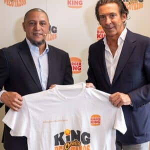 Burger King lanza la hamburguesa "King Cheetos pelotazos" de la mano de Roberto Carlos