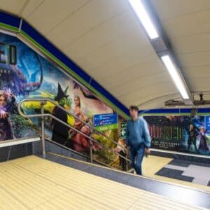 Universal International Pictures Spain, junto con Mindshare y mStudio transforman el Metro de Madrid con motivo del estreno en cines de Wicked.
