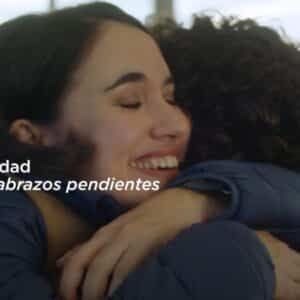 “No dejes abrazos pendientes”, la nueva campaña de Navidad de Sanitas que reivindica el contacto físico con nuestros seres queridos, como forma de cuidar y de cuidarnos