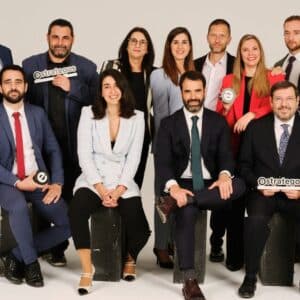 Estrategos conmemora el Día de la Constitución con un vídeo para prestigiar la política