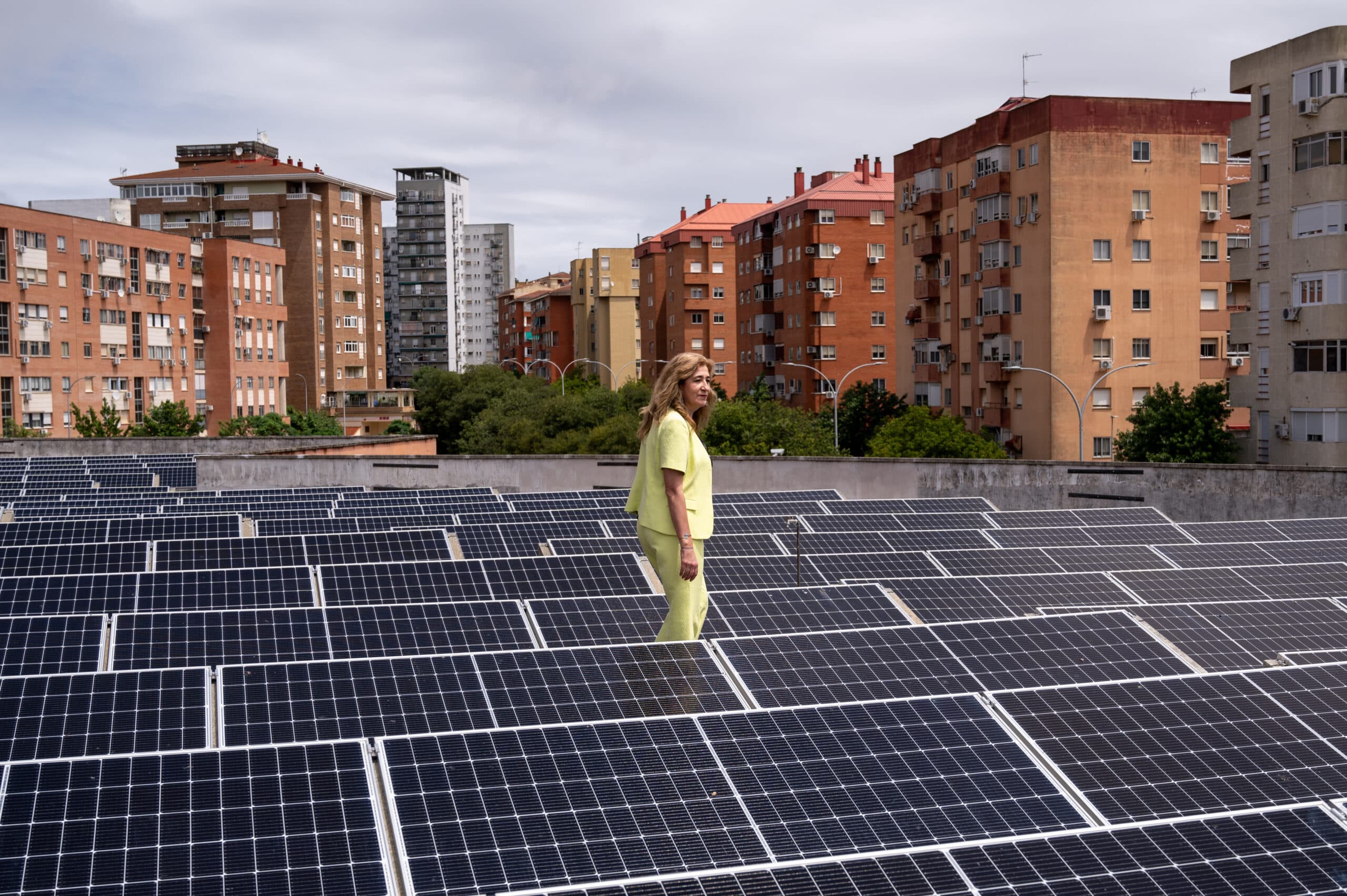 Paneles solares en la azotea del Colegio Giner de los Ríos (Cáceres).