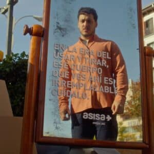 ASISA invita a reflexionar sobre la salud con la instalación de espejos en diferentes espacios de Madrid
