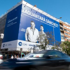 COPE desvela el misterio de su lona viral y presenta su campaña "más voces para escuchar"