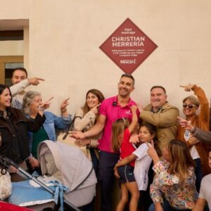 Los madrugadores ya tienen su calle: NESCAFÉpone punto final a su campaña más emotiva con un homenaje único