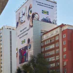 IKEA despliega una lona frente al Bernabéu con el mensaje “hay asuntos que se resuelven mejor fuera del campo”