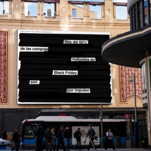 B100 bloquea espacios publicitarios en Madrid para concienciar sobre el consumo impulsivo en Black Friday