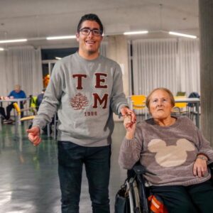 Voluntarios con discapacidad acompañan a personas mayores en una residencia de Ávila