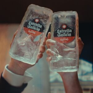 Estrella Galicia arranca el año brindando con hielo para celebrar su mejor decisión