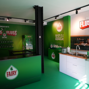 La vajilla se rebela y planta cara al remojo en la nueva e inédita campaña de Fairy