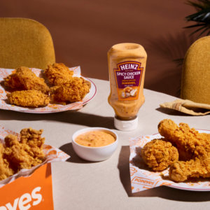 La nueva salsa Heinz Spicy Chicken, fruto de la colaboración entre HEINZ® y POPEYES®, aterriza en retail con la campaña “El Drop Más Hot”