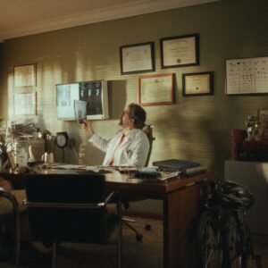 Luis Zahera y Vodafone nos curan “el dolor de pagar de más” en la nueva campaña de la marca.