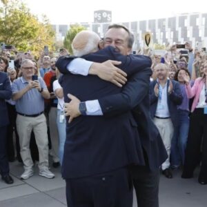 Sabadell - Josep Oliu y César González-Bueno se abrazan tras triunfar en la OPA.